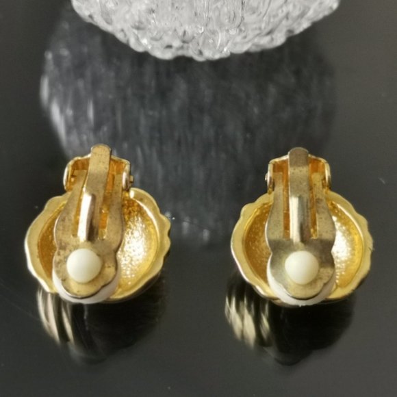 Vintage Gold Tone Knot Clip on Earrings - Picture 4 of 6